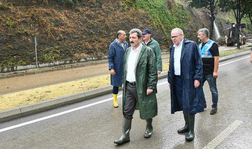 Samsun'da sağanak: Yollar göle döndü, evleri su bastı