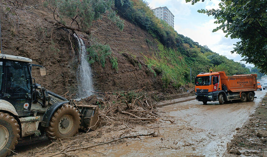 Samsun'da sağanak: Yollar göle döndü, evleri su bastı