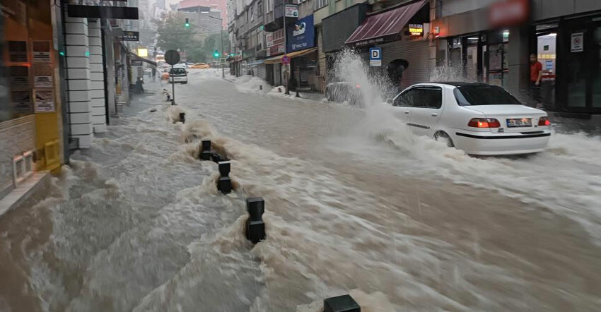 Samsun'da sağanak: Yollar göle döndü, evleri su bastı