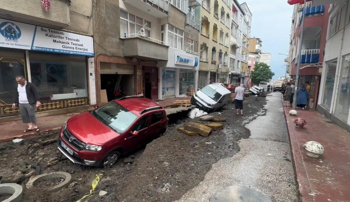 Samsun&#039;da sağanak: Yollar göle döndü, evleri su bastı