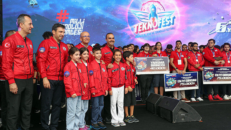 Selçuk Bayraktar 'yeniden doğuşumuzun müjdesi' diyerek açıkladı Selçuk Bayraktar- TEKNOFEST- çocuklar