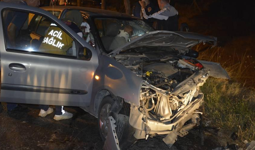 İki otomobil çarpıştı: 5 yaralı İki otomobil çarpıştı: 5 yaralı