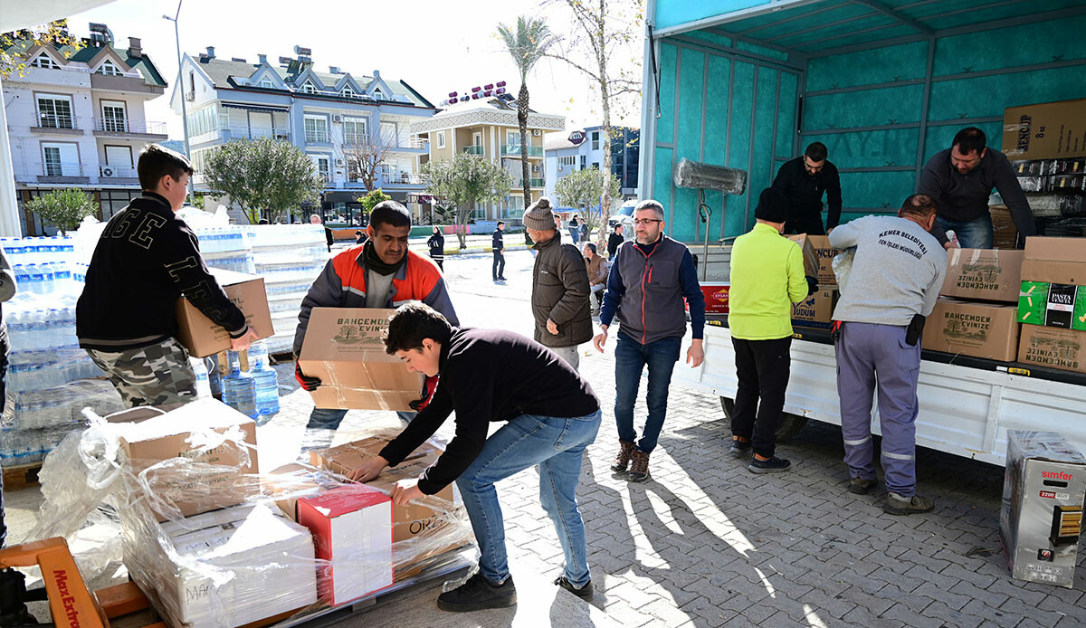 Deprem yardımlarını sattığı iddiasıyla gözaltına alınan bir kişi tutuklandı Deprem yardımlarını sattığı iddiasıyla gözaltına alınan bir kişi tutuklandı