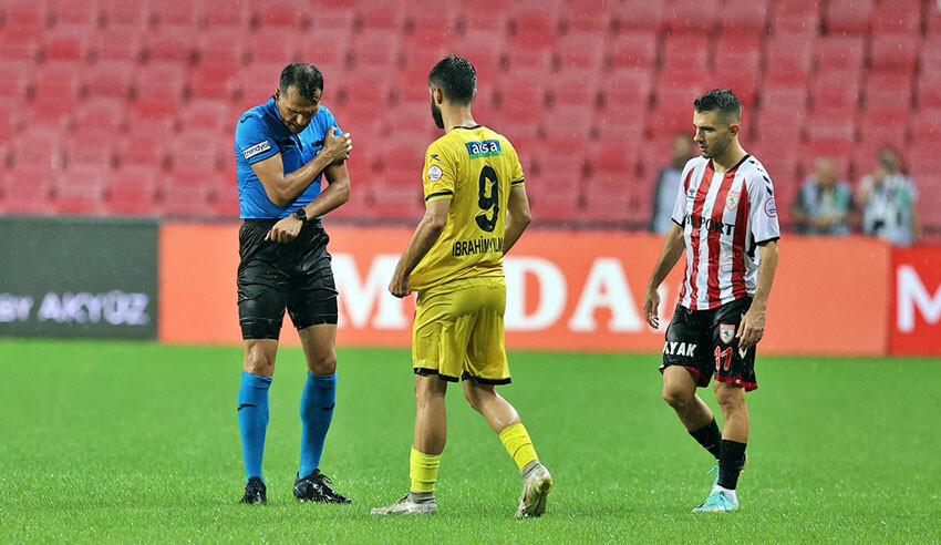 Samsunspor - İstanbulspor maçına sağanak engeli! Karşılaşma yoğun yağış sebebiyle ertelendi