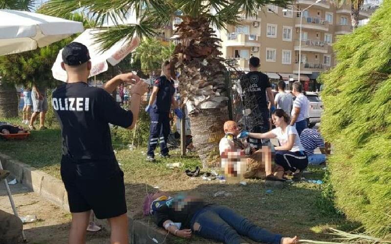 Antalya'da korkunç kaza! Saferi aracı takla attı: 3 ölü 16 yaralı