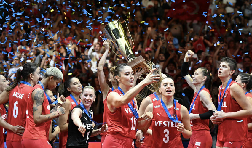 Avrupa şampiyonu Filenin Sultanları İstanbul'a döndü! Mehmet Akif Üstündağ yeni hedefli açıkladı Avrupa şampiyonu Filenin Sultanları İstanbul'a döndü! Mehmet Akif Üstündağ yeni hedefli açıkladı