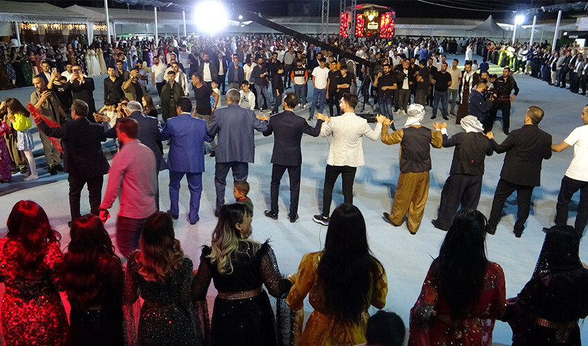 Görkemli düğünde 3,5 ton et yendi: Takılan takıları duyanların ağzı açık kaldı Görkemli düğünde 3,5 ton et yendi: Takılan takıları duyanların ağzı açık kaldı
