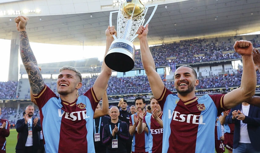 Suudi Arabistan'dan ayrılan Berat Özdemir Süper Lig'e geri döndü! Milli oyuncu İstanbul'a geldi Suudi Arabistan'dan ayrılan Berat Özdemir Süper Lig'e geri döndü! Milli oyuncu İstanbul'a geldi