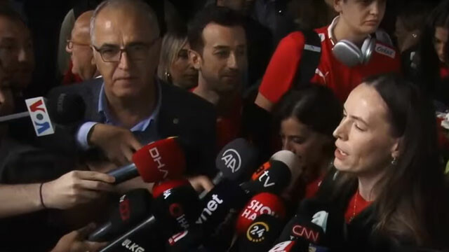Avrupa şampiyonu Filenin Sultanları İstanbul'a döndü! Mehmet Akif Üstündağ yeni hedefli açıkladı Avrupa şampiyonu Filenin Sultanları İstanbul'a döndü! Mehmet Akif Üstündağ yeni hedefli açıkladı