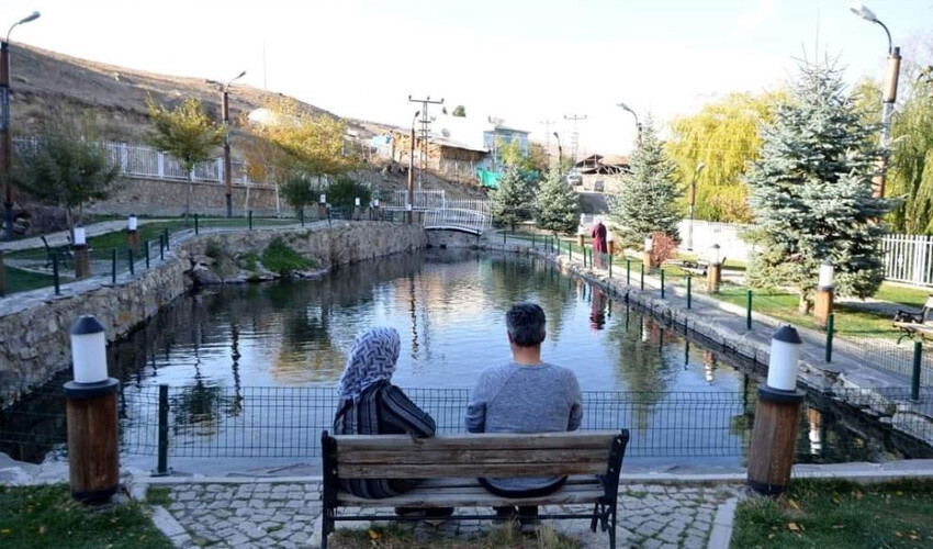 Gizemli gölün sırrı çözülemedi: -40'larda bile donmuyor, balıkların üstündeki iz görenleri hayrete düşürüyor Gizemli gölün sırrı çözülemedi: -40'larda bile donmuyor, balıkların üstündeki iz görenleri hayrete düşürüyor