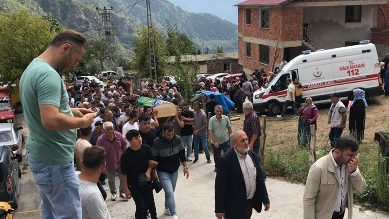 Gümüşhane'de film gibi olay: Bıçaklı saldırının ardından iki sevgili intihar etti! Babanın ağıtı yürek dağladı: Yaylamın çiçeği gitti... cenaze-Gümüşhane