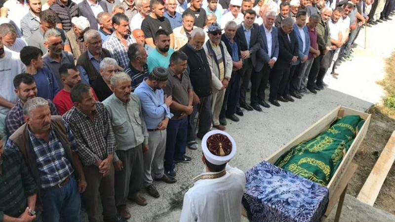 Gümüşhane'de film gibi olay: Bıçaklı saldırının ardından iki sevgili intihar etti! Babanın ağıtı yürek dağladı: Yaylamın çiçeği gitti... Gümüşhane- Salihcan Kaya cenaze