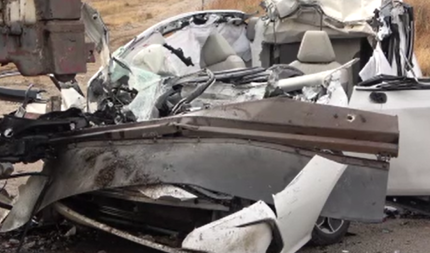 Otomobil, tıra çarptı: Hurdaya dönen araçtan cansız bedeni çıktı