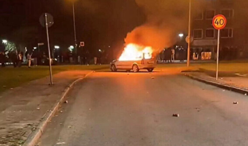 İsveç'te sabır taştı! Müslümanlar isyan bayrağını açtı İsveç'te sabır taştı! Müslümanlar isyan bayrağını açtı