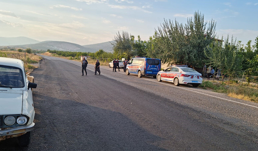 Kahreden ölüm: Otomobilin çarptığı 8 yaşındaki kız kurtarılamadı Kahreden ölüm: Otomobilin çarptığı 8 yaşındaki kız kurtarılamadı