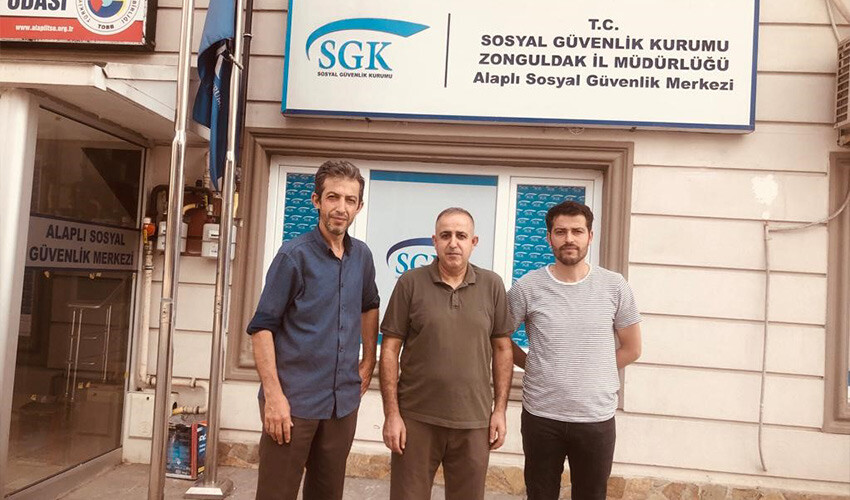 Aynı aileden 4 kişi EYT'den emekli oldu: İlk maaşlarıyla yemek dağıtıp mevlit okuttular Aynı aileden 4 kişi EYT'den emekli oldu: İlk maaşlarıyla yemek dağıtıp mevlit okuttular