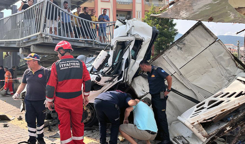 Üst geçide çarpan tır sürücüsü sıkışarak can verdi
