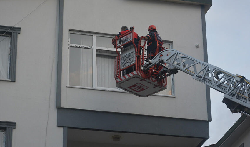 Bunalıma girdi, kendini odaya kilitleyip evi ateşe verdi