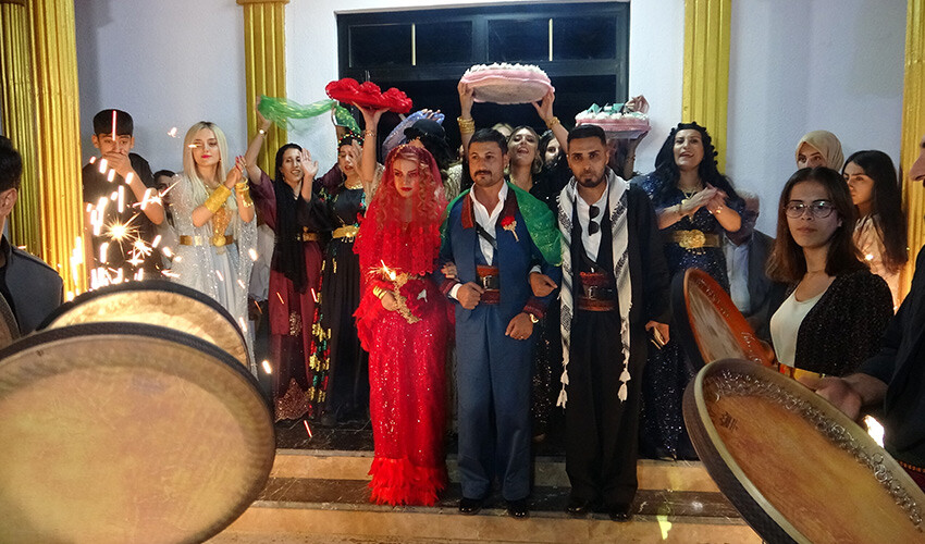 Görkemli düğünde 3,5 ton et yendi: Takılan takıları duyanların ağzı açık kaldı Görkemli düğünde 3,5 ton et yendi: Takılan takıları duyanların ağzı açık kaldı