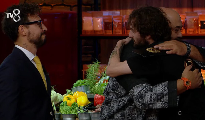 MasterChef Çağatay çektiği acıya dayanamayıp yarışmadan çekildi, vedası herkesi ağlattı