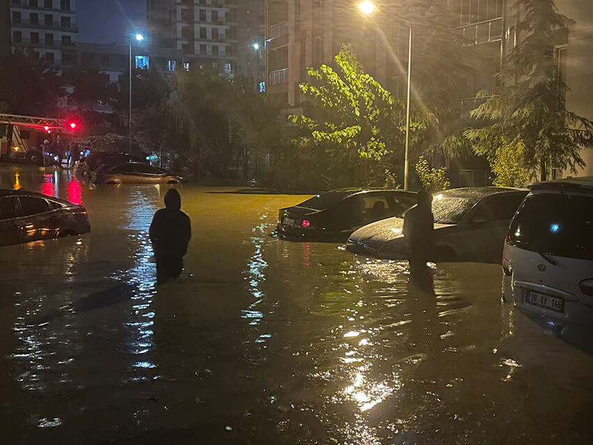 İstanbul'da sel felaketinde acı bilanço! Valilik duyurdu: 2 ölü, 12 yaralı var
