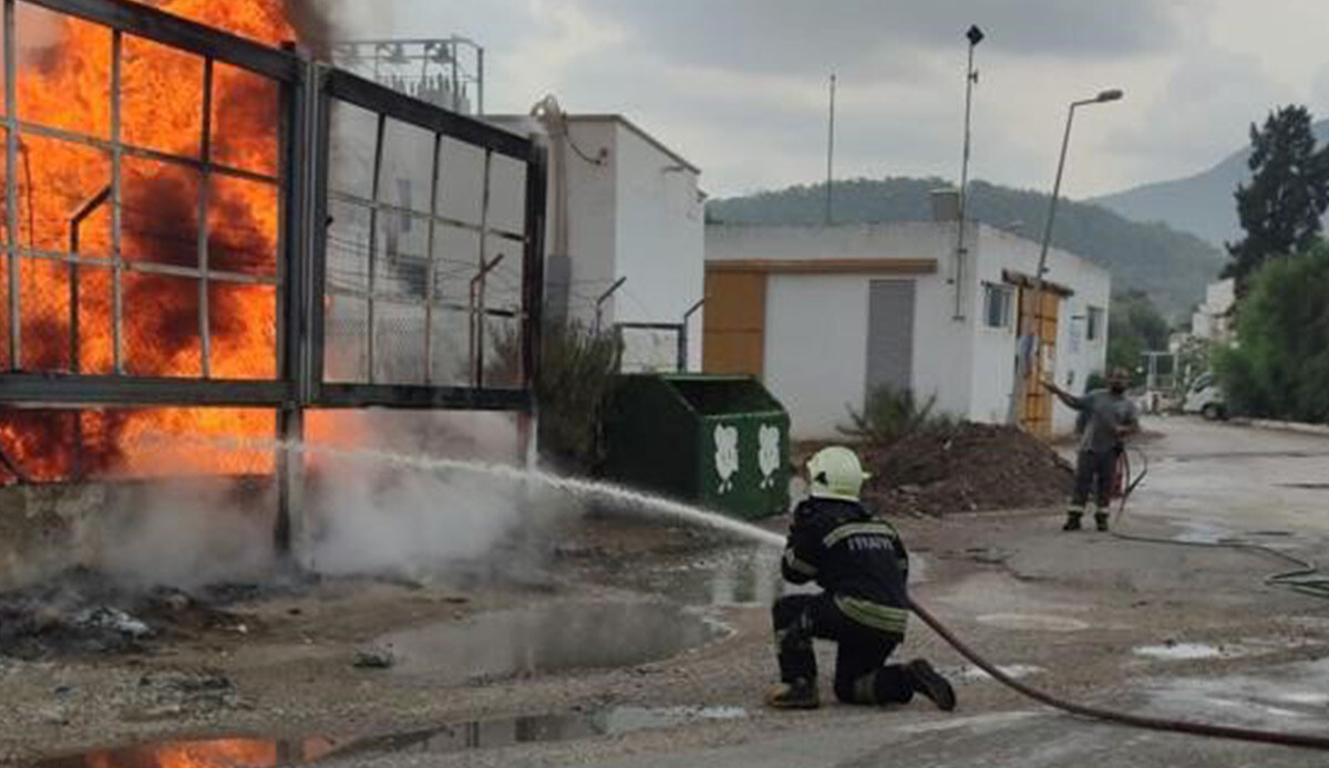 Sağanak başladı, 10 farklı yangın çıktı! Trafo patladı, elektrikler kesildi Sağanak başladı, 10 farklı yangın çıktı! Trafo patladı, elektrikler kesildi