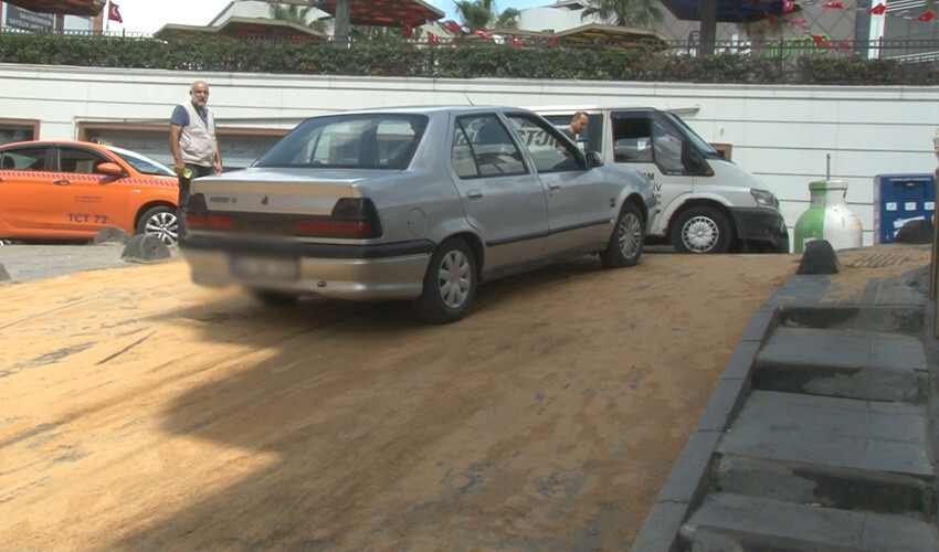 Dönerciye sızan yağlara bulduğu çözüm vatandaşlara zor anlar yaşattı: Kimse ayakta duramadı, araçlar kaza yaptı