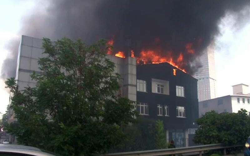 Ataşehir’de iş yeri yangını: Alevler 3 binaya daha sıçradı! Ataşehir’de iş yeri yangını: Alevler 3 binaya daha sıçradı!