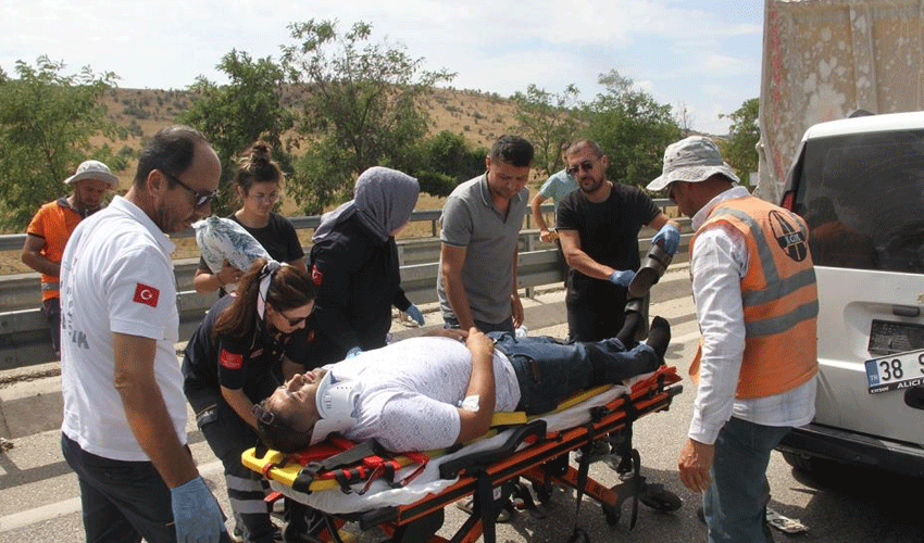 Ticari araç ile kamyon çarpıştı: 4'ü çocuk 7 yaralı Ticari araç ile kamyon çarpıştı: 4'ü çocuk 7 yaralı