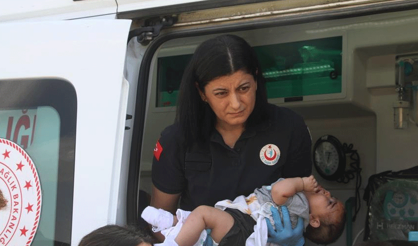 Ticari araç ile kamyon çarpıştı: 4'ü çocuk 7 yaralı Ticari araç ile kamyon çarpıştı: 4'ü çocuk 7 yaralı