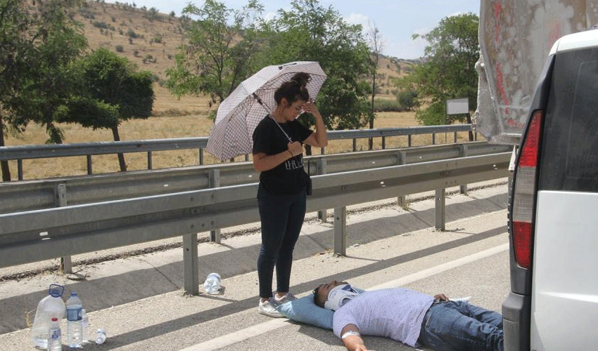Ticari araç ile kamyon çarpıştı: 4'ü çocuk 7 yaralı Ticari araç ile kamyon çarpıştı: 4'ü çocuk 7 yaralı