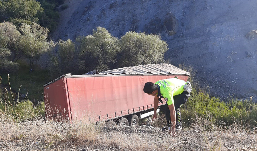 Erzincan'da korkunç kaza: Tır şarampole uçtu Erzincan'da korkunç kaza: Tır şarampole uçtu