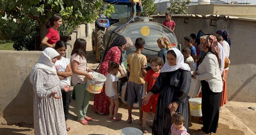 800 nüfuslu mezra susuz kaldı, vatandaşlar HDP'li belediyeye isyan etti: 'Oy verdik ama su vermiyorlar' 800 nüfuslu mezra susuz kaldı, vatandaşlar HDP'li belediyeye isyan etti: 'Oy verdik ama su vermiyorlar'