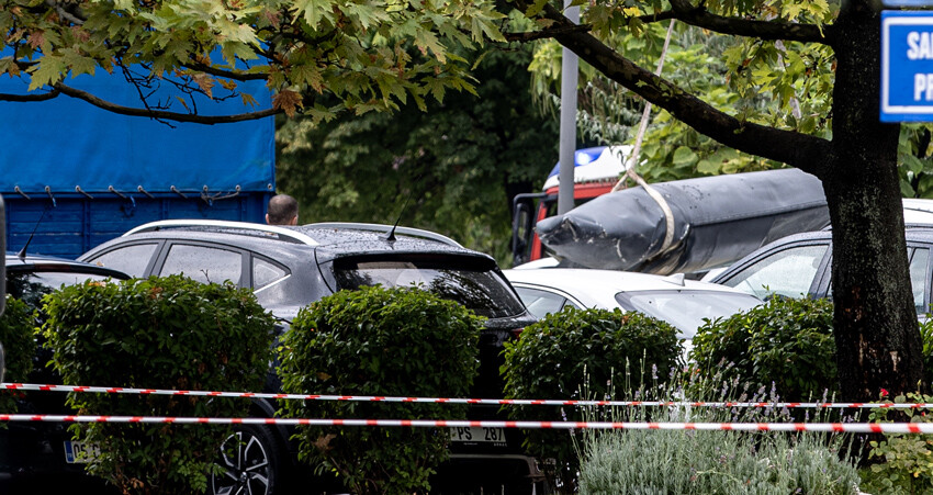 F-4 uçağının parçaları arabaların üstüne düştü F-4 uçağının parçaları arabaların üstüne düştü