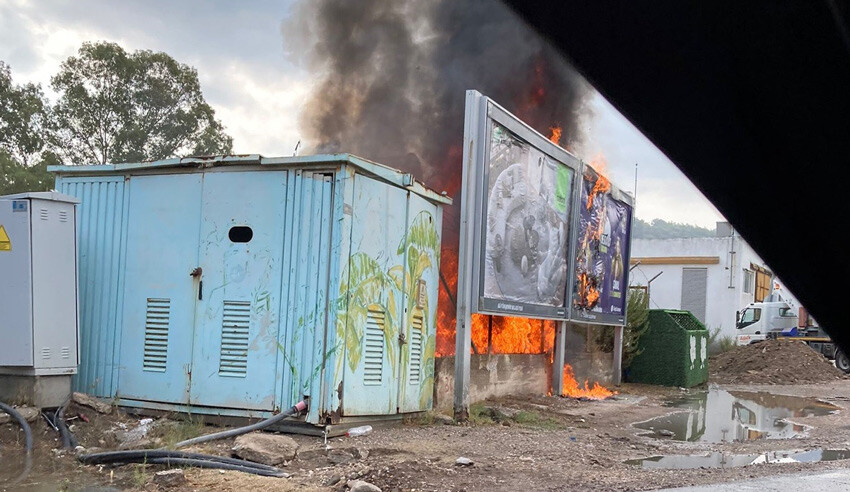 Sağanak başladı, 10 farklı yangın çıktı! Trafo patladı, elektrikler kesildi Sağanak başladı, 10 farklı yangın çıktı! Trafo patladı, elektrikler kesildi