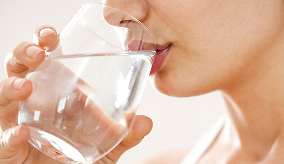 Günde en az 1,5 litre su kilo kaybını hızlandırır Günde en az 1,5 litre su kilo kaybını hızlandırır