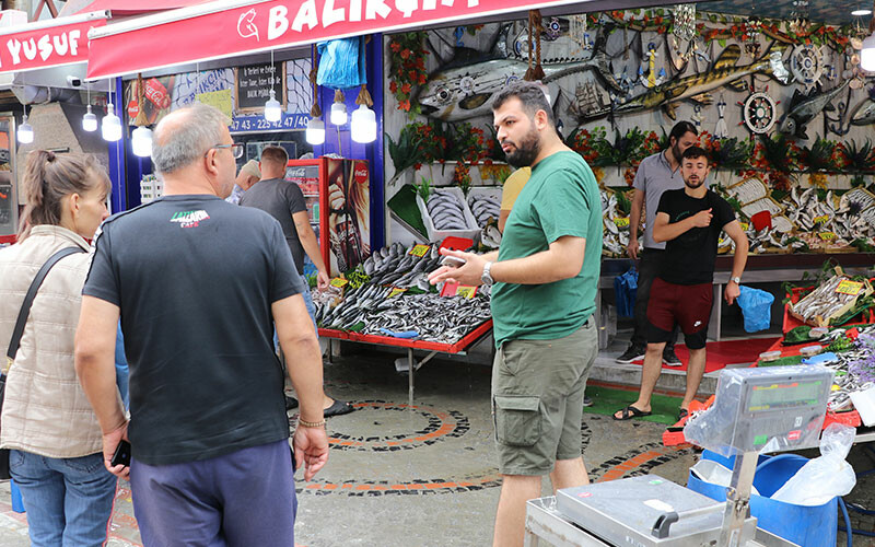 Bolluk fiyatlara da yansıdı… Av sezonunun ilk balıkları tezgahlarda!