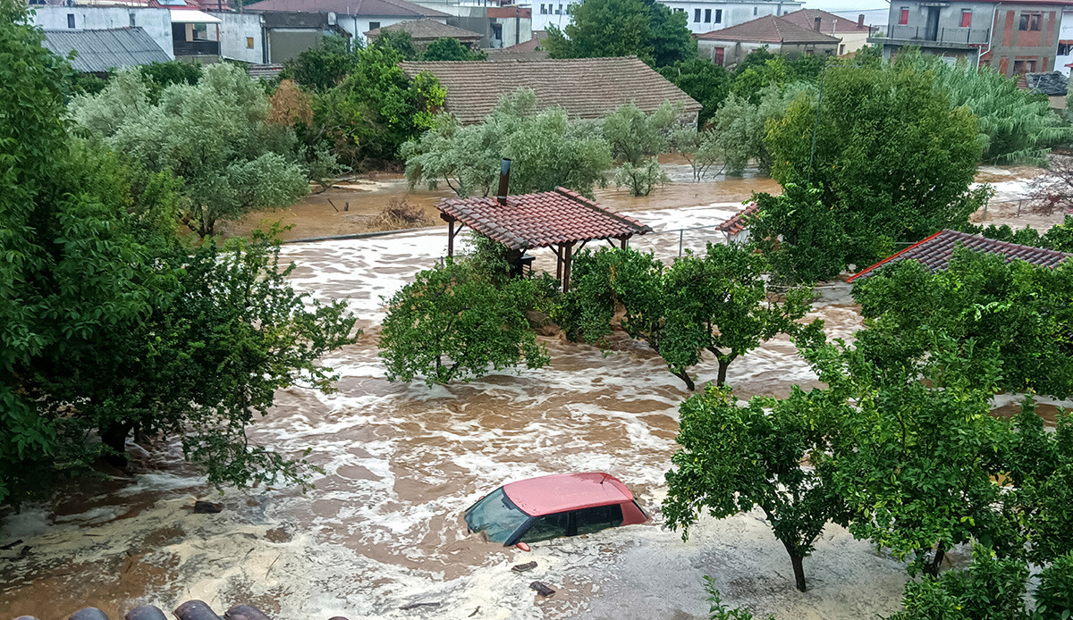 Yunanistan sele teslim: Bir kişi hayatını kaybetti, bir kişi de kayıp Yunanistan sele teslim: Bir kişi hayatını kaybetti, bir kişi de kayıp