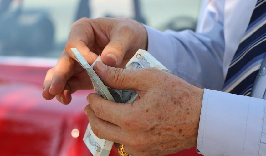 Otomobilini satılığa çıkardı, alana bir de para vereceğini duyurdu