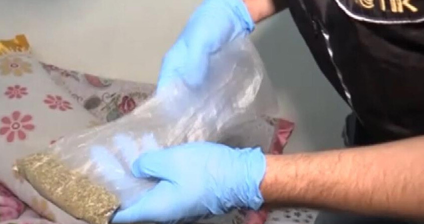 Zehir tacirleri şafak baskını ile kıskıvrak yakalandı! Çok sayıda şüpheliye yasal işlem yapıldı Zehir tacirleri şafak baskını ile kıskıvrak yakalandı! Çok sayıda şüpheliye yasal işlem yapıldı