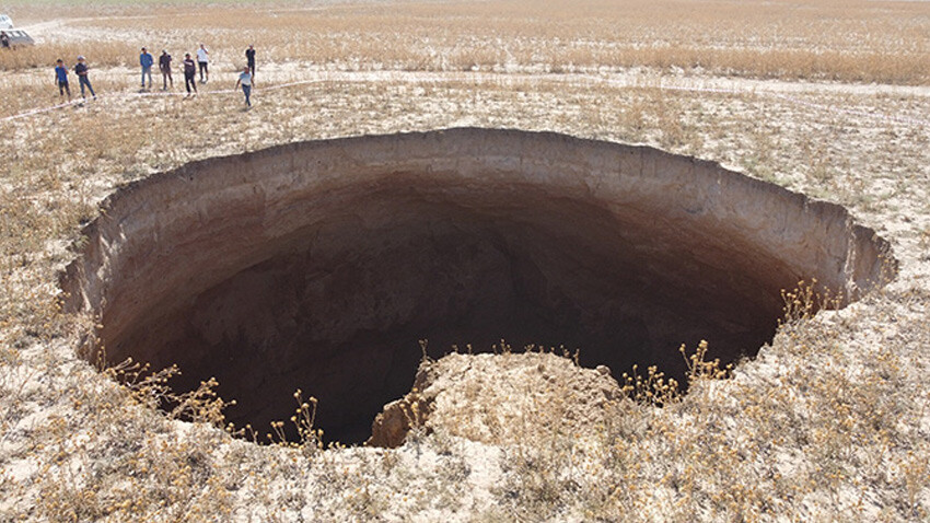 Konya’da korkutan oluşum! Görenler yetkililere haber verdi, tam 40 metre çapında giderek açılıyor Konya’da korkutan oluşum! Görenler yetkililere haber verdi, tam 40 metre çapında giderek açılıyor