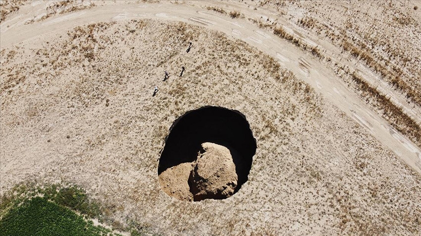 Konya’da korkutan oluşum! Görenler yetkililere haber verdi, tam 40 metre çapında giderek açılıyor Konya’da korkutan oluşum! Görenler yetkililere haber verdi, tam 40 metre çapında giderek açılıyor