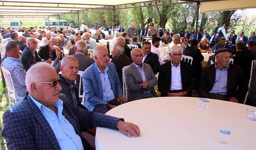 Aşiret düğününde görülmemiş takı töreni: Geline kilolarca altın, damada 2 milyon TL... Aşiret düğününde görülmemiş takı töreni: Geline kilolarca altın, damada 2 milyon TL...