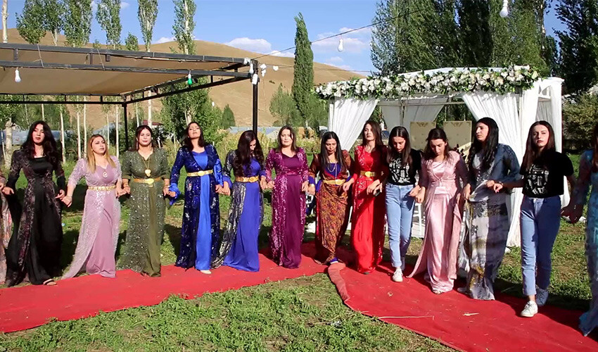 Aşiret düğününde görülmemiş takı töreni: Geline kilolarca altın, damada 2 milyon TL... Aşiret düğününde görülmemiş takı töreni: Geline kilolarca altın, damada 2 milyon TL...