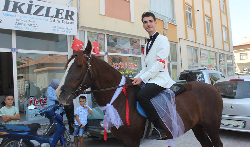 Vinç üstünde evlilik teklifi eden genç düğünde herkesi şaşırttı