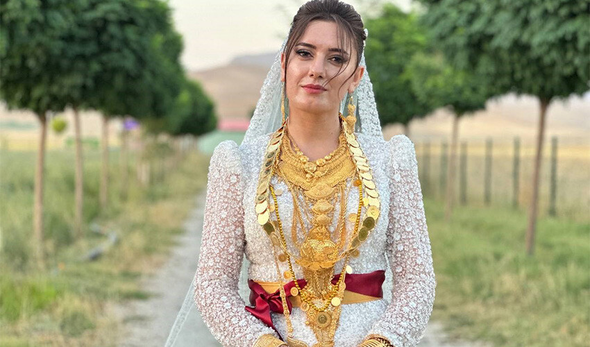 Aşiret düğününde görülmemiş takı töreni: Geline kilolarca altın, damada 2 milyon TL... Aşiret düğününde görülmemiş takı töreni: Geline kilolarca altın, damada 2 milyon TL...