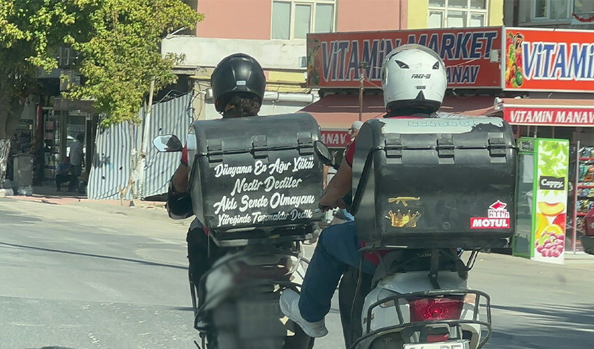 Motosikletlilerin trafikte tehlikeli yardımlaşması: O anlar saniye saniye kamerada Motosikletlilerin trafikte tehlikeli yardımlaşması: O anlar saniye saniye kamerada