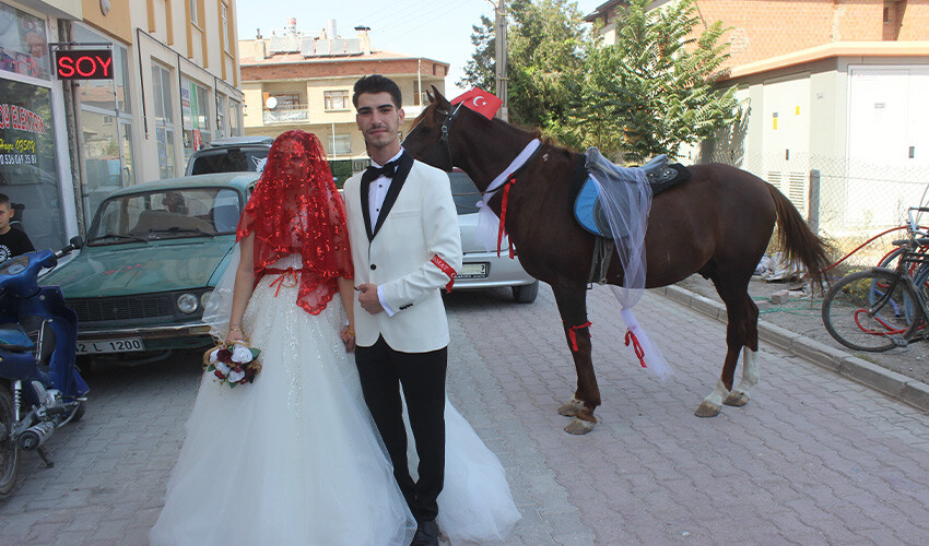Vinç üstünde evlilik teklifi eden genç düğünde herkesi şaşırttı