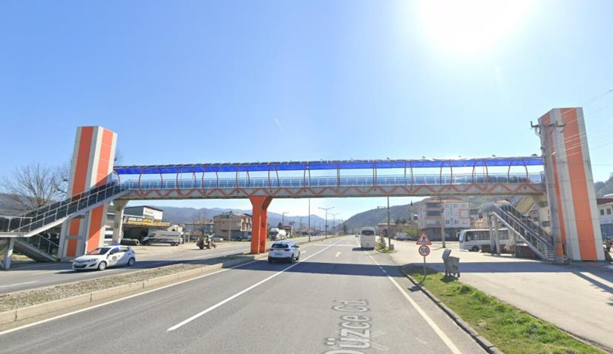 Üst geçidin cam korkuluğu kırıldı, bisikletli çocuk otobana düştü Üst geçidin cam korkuluğu kırıldı, bisikletli çocuk otobana düştü