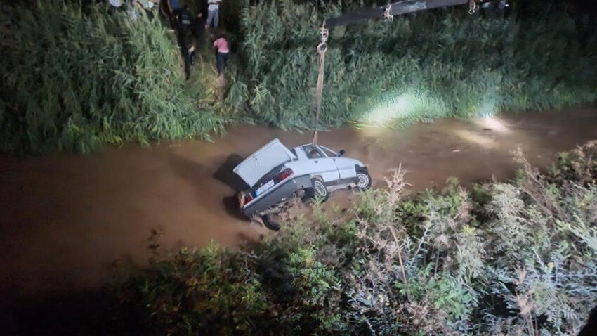 Şanlıurfa'da feci kaza! Araba sulama kanalına düştü, bir aile yok oldu Şanlıurfa'da feci kaza! Araba sulama kanalına düştü, bir aile yok oldu